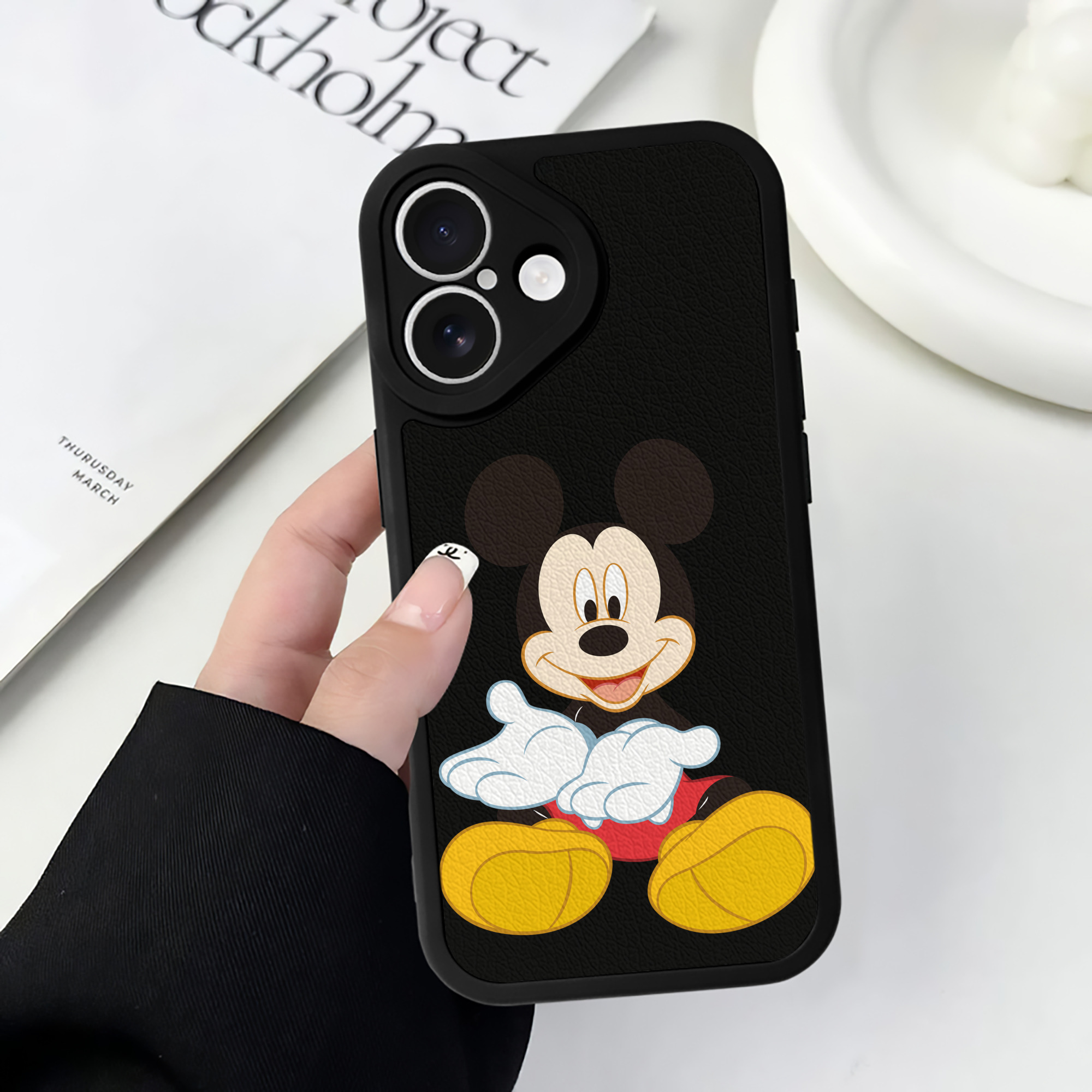 （画像用） ミッキーマウス Mickey Mouse 【iPhone 16シリーズ対応】シリコンスマホケース（レザー調） 材質：シリコン